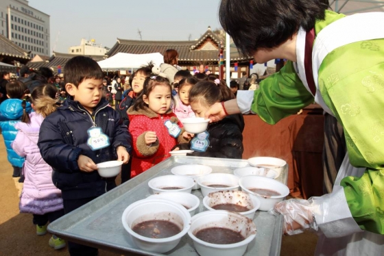2010년 서울시가 남산골 한옥마을에서 '따뜻한 나눔, 작은설 동지(冬至)'행사를 열고 팥죽 무료시식을 진행하고 있다/사진=임성균기자