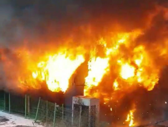  21일 오후 3시53분쯤 충북 제천시 하소동의 8층짜리 사우나 건물에서 불이 나 소방당국이 진화를 하고 있다. 이 불로 현재까지 16명이 사망했다.(독자 제공) 사진=뉴스1