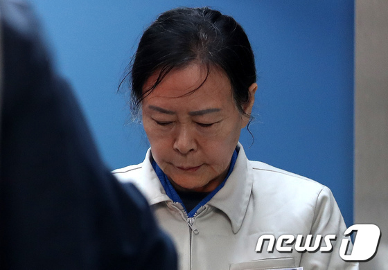 [사진]고개 숙인 신영자...1심서 징역 2년 선고