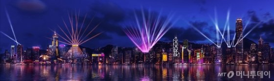 40여개 건물이 참여하는 홍콩의 레이저 쇼 '3D 펄스 라이트쇼'. /사진제공=홍콩관광청<br>
