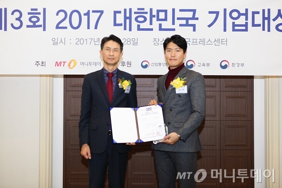 김수현 제이케이산업 대표(오른쪽)가 제품혁신대상을 수상하고 박종면 머니투데이 대표와 기념촬영을 하고 있다/사진=중기협력팀 오지훈 기자