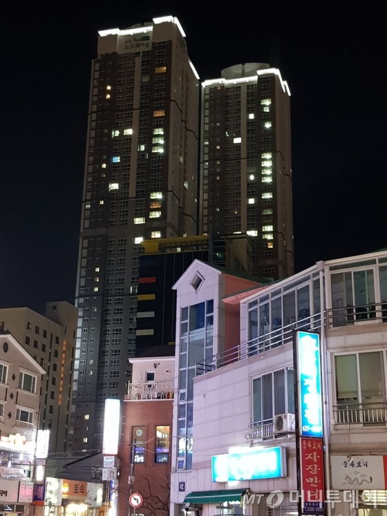 거제시에 건설되는 아파트들은 대부분 2014~15 조선 플랜트 호황기에 가수요를 근거로 예상된 초고층 프로젝트와 호화 프로젝트가 주를 이룬다. 사진은 건설 중인 거제 고층 아파트 및 상업시설 / = 박준식 기자