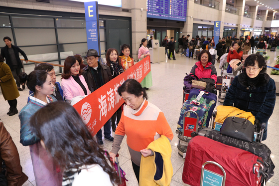 지난 2일 오후 인천국제공항을 통해 방한한 중국인 단체관광객들이 손을 흔들며 공항을 나서고 있다.  이들은 한국과 중국의 고고도 미사일 방어체계(THAAD·사드) 갈등으로 지난 3월 한국행 단체 관광이 중단된 이후 처음으로 찾는 중국인 단체 관광객이다. /사진=뉴스1
