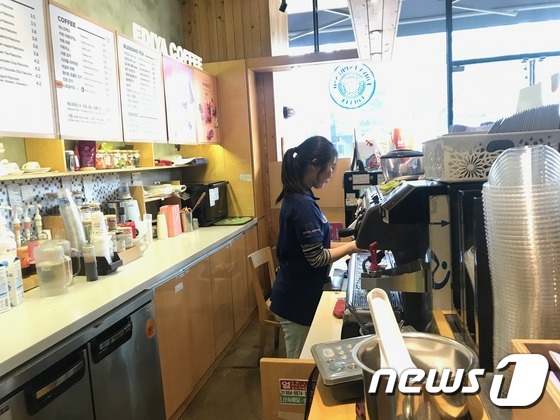 1일 오후 서울 구로구 한 카페에서 알바생 김다슬씨(22·여)가 음료를 제조하고 있다. 2018.1.1/뉴스1 © News1 류석우 기자