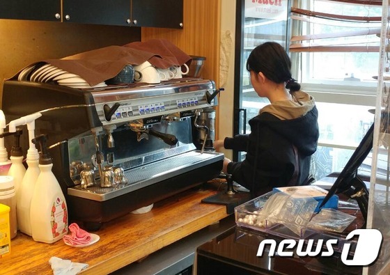 1일 오후 서울 중랑역 인근 한 카페에서 만난 알바생 이소정씨(21). 2018.1.1/뉴스1 © News1 박주평 기자