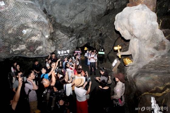 중화권 여행업자 200명이 광명동굴테마파크를 둘러보고 있다. 광명동굴은 1972년 폐광된 동굴을 대표 관광지로 발전시킨 지역 관광 우수 사례다. /사진=한국관광공사