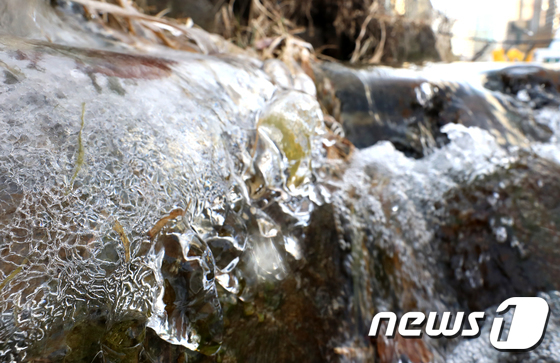 [사진]매서운 한파에 얼어붙은 청계천