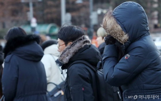 서울 중구 광화문 사거리에서 시민들이 출근길 발걸음을 재촉하고 있다/사진=김휘선기자