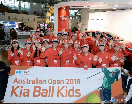 기아자동차는 세계 4대 테니스 대회 중 하나인 '2018 호주오픈 테니스 대회'에서 볼키즈(Ball Kids)로 활약할 한국대표 20명이 발대식을 가진 뒤 호주 현지로 출발했다고 밝혔다./사진제공=기아차 