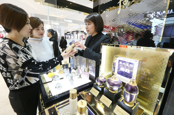 중국 상하이 빠바이반 백화점 내 '후' 매장에서 고객들이 제품 설명을 듣고 있다./사진제공=LG생활건강