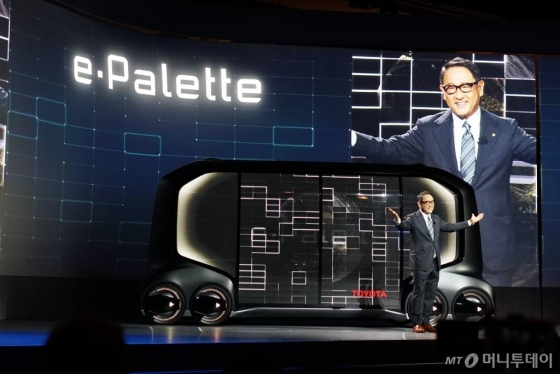 8일(현지시간) 미국 라스베이거스 만달레이베이 호텔에서 열린 'CES 2018'에서 토요타 아키오 토요타자동차 사장이 '이-팔렛트 콘셉트카'(e-Palette Concept Vehicle)를 소개하고 있다. /사진=김남이 기자