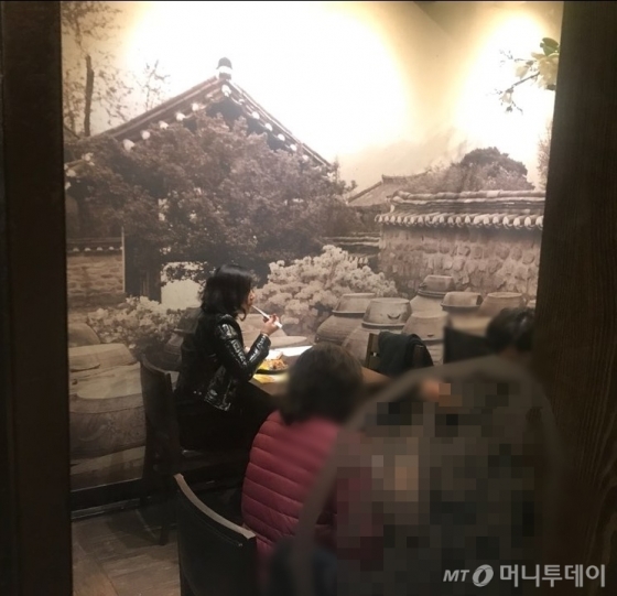 기자가 지난 15일 서울 광화문의 한 한식뷔페에서 홀로 뷔페 식사를 하고 있다.사진은 유리창 너머에서 기자를 찍은 모습. /사진=이재은 기자