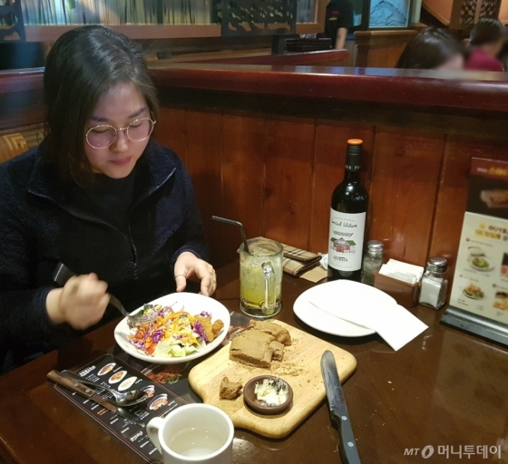 홀로 서울 중구에 위치한 한 패밀리레스토랑을 찾아 식사중이다. 사진은 관계자에게 부탁해 찍었다. /사진=이재은 기자