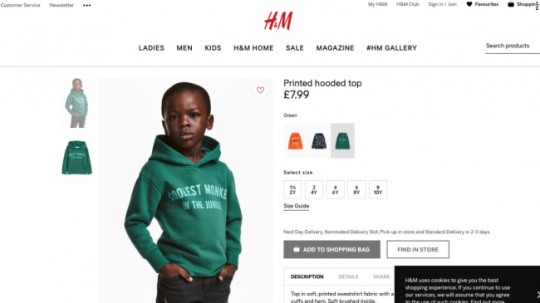 H&M 영국 온라인스토어에 게시된 사진. 흑인 소년에게 '정글에서 가장 끝내주는 원숭이’(Coolest monkey in the jungle)라고 쓰여진 옷을 입고 있다. 현재는 삭제된 상태 /사진=H&M 영국 온라인스토어