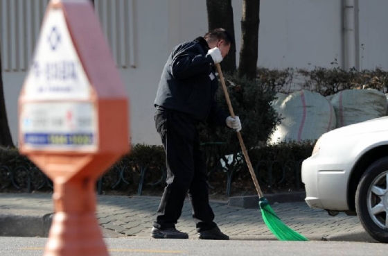 5일 서울 양천구의 한 아파트단지에서 한 경비원이 청소를 하고 있다./사진=뉴스1<br>

