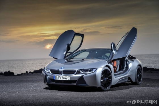 BMW는 올해 디트로이트 모터쇼에서 플러그인하이브리드(PHEV) 스포츠카 '뉴 i8 쿠페'를 최초 공개한다./사진=BMW