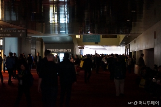 세계 최대 전자박람회 'CES 2018' 이틀째인 10일(현지시각) 정전으로 암흑에 휩싸인 미국 라스베이거스 컨벤션센터. /사진=김남이 기자