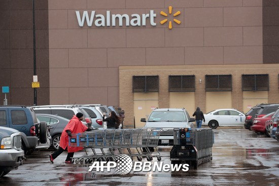 11일(현지시간) 미국 일리노이주 시카고에 있는 한 월마트 매장 주차장에서 한 직원이 쇼핑카트를 정리하고 있다./AFPBBNews=뉴스1