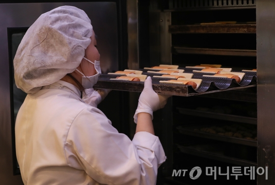 서울 시내 파리바게뜨 한 매장에서 제빵사가 빵을 굽고 있다. 사진=뉴스1