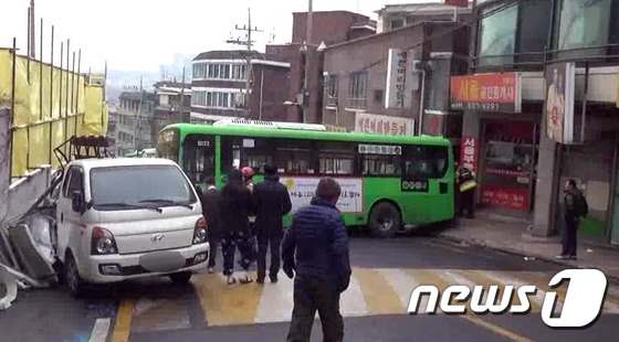 13일 오후 관악구 봉천동의 버스 교통사고 현장© News1