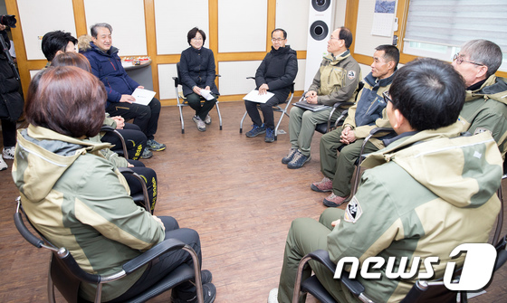 [사진]북한산 국립공원 현장 근무자 만난 김은경 환경 장관