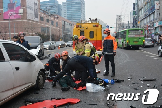 13일 오후 서울 강서구에서 발생한 교통사고 현장에서 소방 구조대원들이 구조작업을 벌이고 있다(강서소방서 제공) © News1