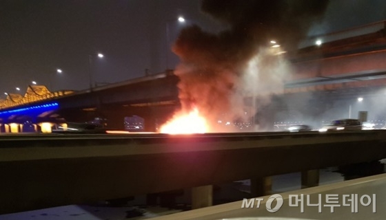 13일 오후 9시12분 구리 방면 강변북로의 동호대교 바로 밑에서 주행 중이던 BMW 차량에서 화재가 발생했다. / 사진= 독자 제공