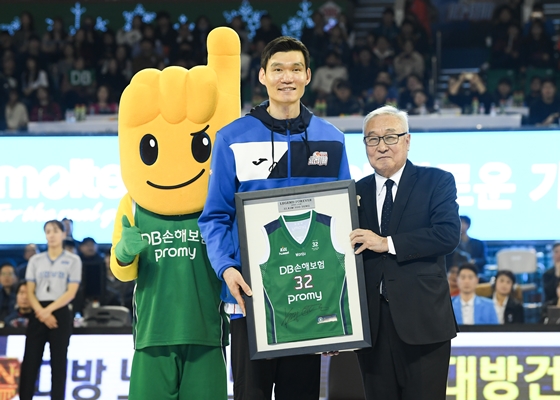 김영기 총재에게 기념 유니폼을 받는 김주성(왼쪽) /사진=KBL 제공