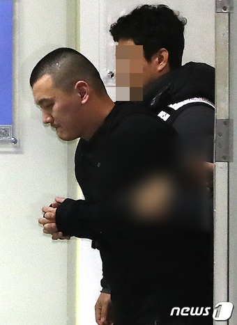 '용인 일가족 살인사건' 피의자 김성관씨(34)가 14일 오후 경기도 용인시 용인동부경찰서에서 오전 조사를 마친 후 이동하고 있다. /사진=뉴스1