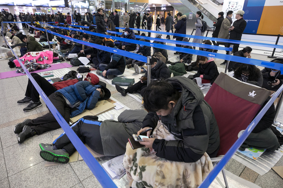16일 오전 서울 용산구 서울역 매표소 앞에 설 열차승차권을 구매하려는 시민들이 자리 잡고 있다. /사진=뉴스1