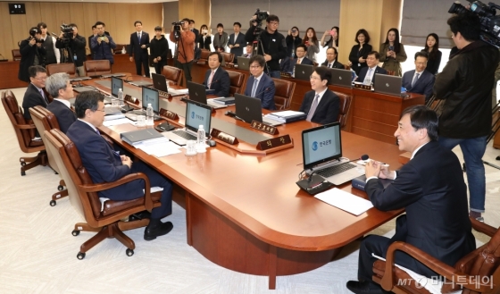이주열 한국은행 총재와 금통위원들이 지난해 10월  통화정책회의에 앞서 대화하고 있다. /사진제공=뉴스1 