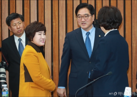 [사진]미세먼지대책특위 참석한 우원식 민주당 원내대표