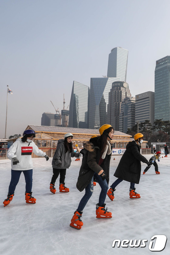 [사진]미세먼지 '나쁨' 스케이트 즐기는 시민들