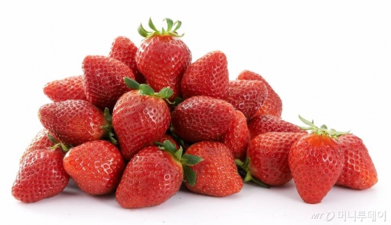 겨울이 제철된 딸기…디저트부터 주류까지 "딸기가 효자"