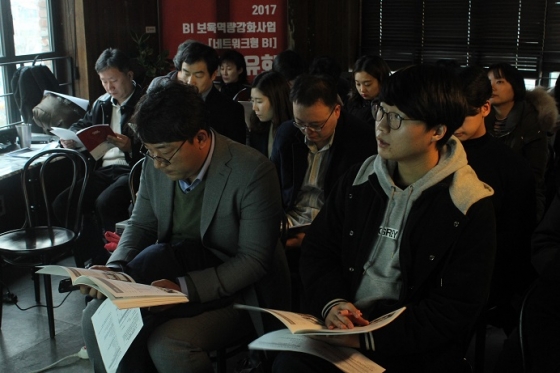 입주기업 대표자들이 숭실대-서강대-연세대 창업지원단 사업 성과 발표를 집중해서 듣고 있다.