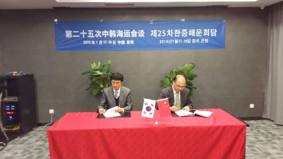 엄기두 해양수산부 해운물류국장(왼쪽)이 18일 중국 쿤밍에서 이계용 중국 교통운수부 부국장과 제25차 한·중 해운회담' 합의서에 서명을 하고 있다./사진=해양수산부