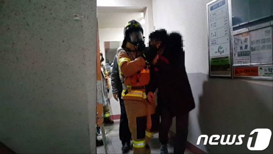 18일 오후 10시 20분쯤 부산 북구 화명동에 있는 한 아파트 3층에서 불이 나 20여분만에 진화됐다. 이 불로 아파트 입주민 7명이 연기를 흡입해 병원으로 후송됐고 100여명이 대피하는 소동이 벌어졌다. /사진=뉴스1, 부산소방본부 제공