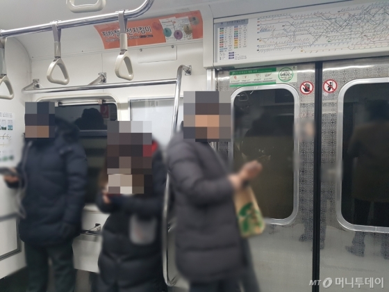 지난 10일 아침, 서울지하철 7호선. 휠체어사용자 전용공간에 시민들이 기대어있다. /사진=이재은 기자