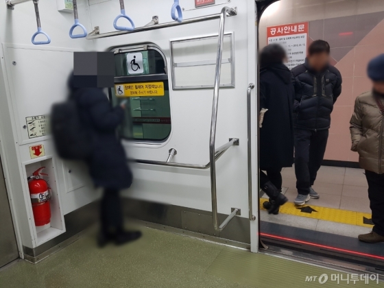 지난 11일 부산지하철 1호선. 한 시민이 휠체어사용자 전용공간에 기대어있다. /사진=이재은 기자
