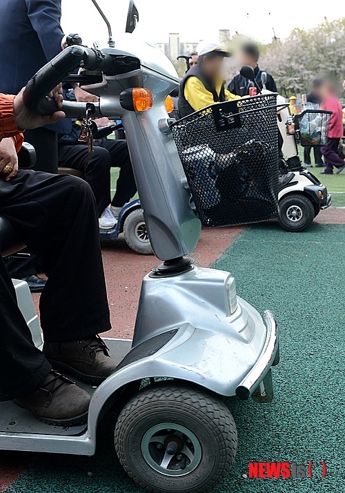 (사진은 기사와 직접 관련 없음) 전동 휠체어. /사진=뉴시스