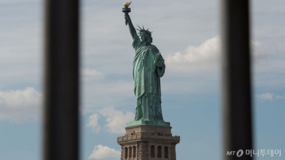 미 연방정부가 20일(현지시간) 0시부터 셧다운(일시적 업무정지)에 들어간 가운데 그 여파로 뉴욕의 관광명소인 '자유의 여신상' 등이 문을 닫았다. /AFPBBNews=뉴스1