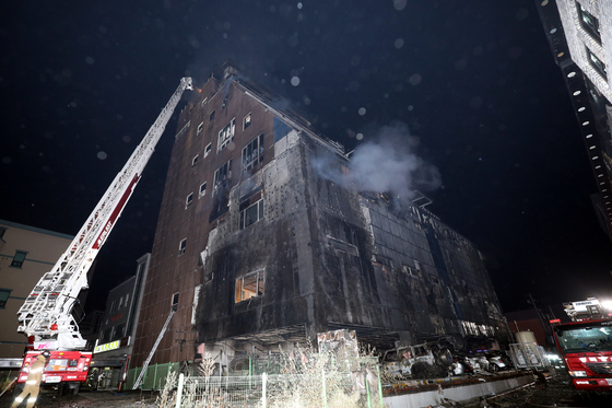 지난해 12월 21일 발생한 화재로 건물 상당부분이 소실된 충북 제천시의 스포츠센터 건물. /사진=뉴스1