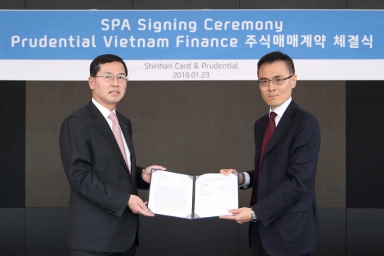 신한카드는 23일 서울 중구 신한카드 본사에서 임영진 신한카드 사장(왼쪽)과 윌슨 궉 PCA(Prudential Corporation Asia) 최고전략책임자가 참석한 가운데 푸르덴셜 베트남 파이낸스 컴퍼니 인수 계약을 체결했다.