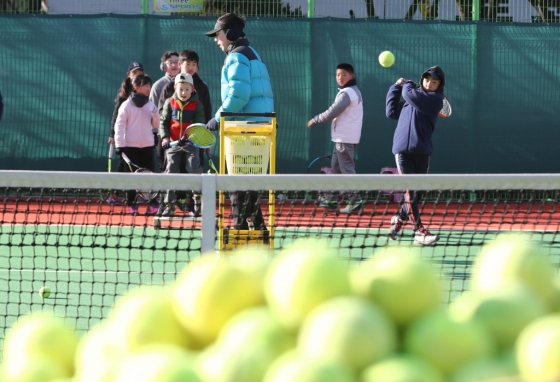 한국인 최초 테니스 메이저대회 4강에 진출한 정현(22·한국체대)의 선전으로 테니스에 대한 관심이 커지고 있는 24일 오후 경기도 안양시 만안구 스포츠 에이전시 테니스 아카데미 테니스장에서 어린이들이 테니스 강습을 받고 있다./사진=뉴스1