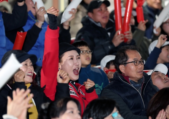24일 오후 서울 서초구 서울고등학교에서 학생과 시민들이 '2018 호주오픈 테니스 대회' 남자단식 8강전 정현과 테니스 샌드그렌의 경기를 보며 열띤 응원을 펼치고 있다. /사진=뉴스1