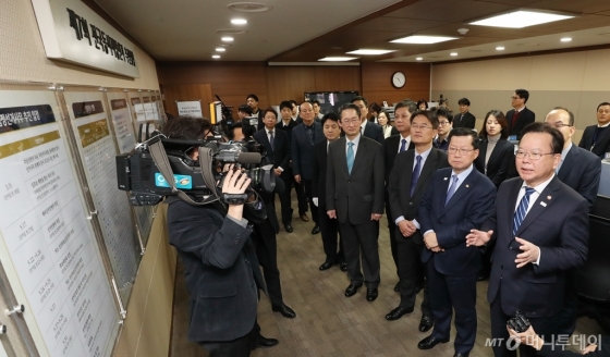 [사진]지방선거 합동상황실 찾은 김부겸 장관