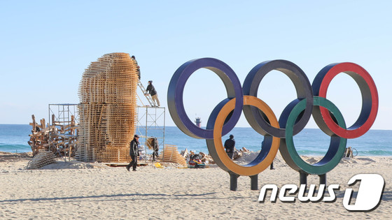 올림픽을 상징하는 오륜기 조형물이 설치된 강원 강릉시 경포해변. /뉴스1DB © News1 고재교 기자