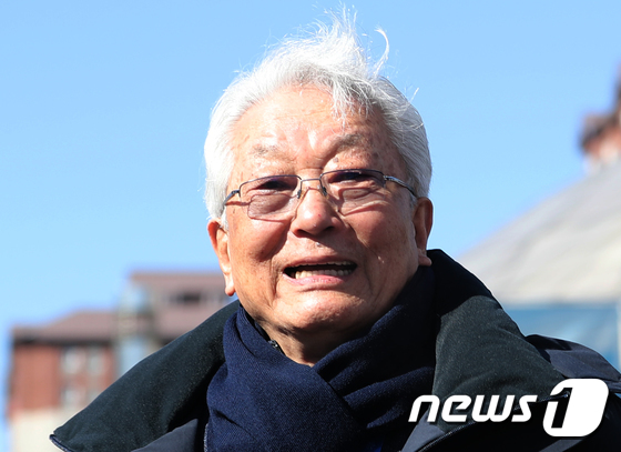 [사진]밝은 표정으로 평창선수촌 나서는 장웅 북한 IOC 위원