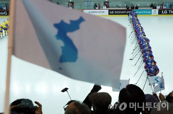  남북여자아이스하키 단일팀 선수들이 이달 4일 오후 인천 선학국제빙상장에서 스웨덴 대표팀과 경기를 앞두고 있다. / 사진=뉴스1