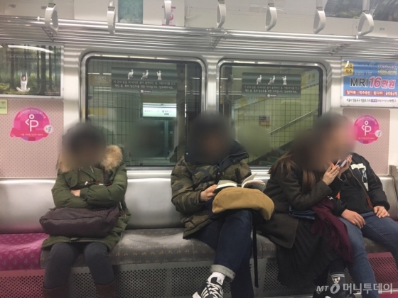 4일 저녁 서울 지하철 5호선에서 임산부 배려석을 비워둔 시민들./사진=남형도 기자